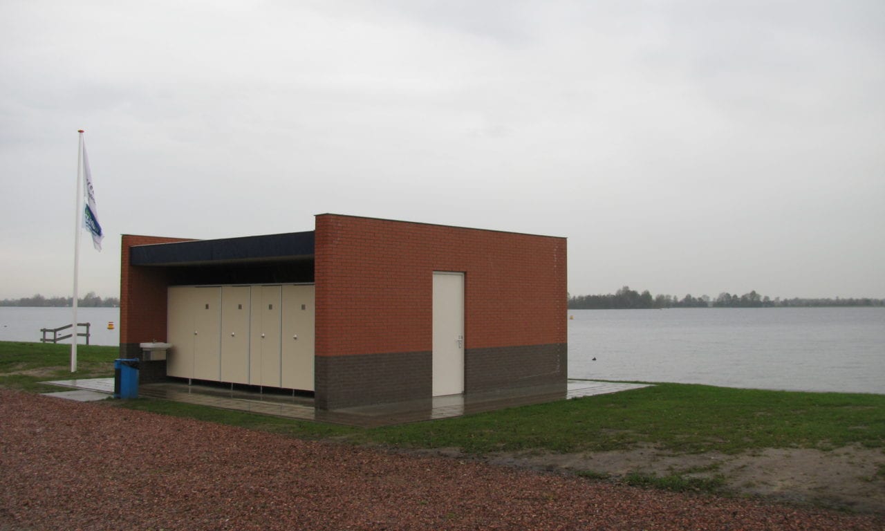 Kleed- en toiletruimten bij recreatie-plassen