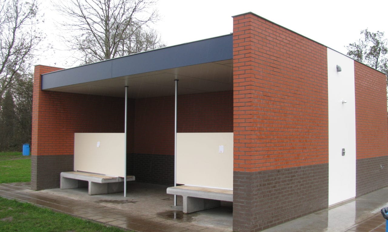 Kleed- en toiletruimten bij recreatie-plassen