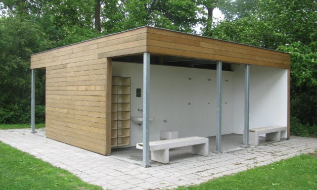 Kleed- en toiletruimten bij recreatie-plassen