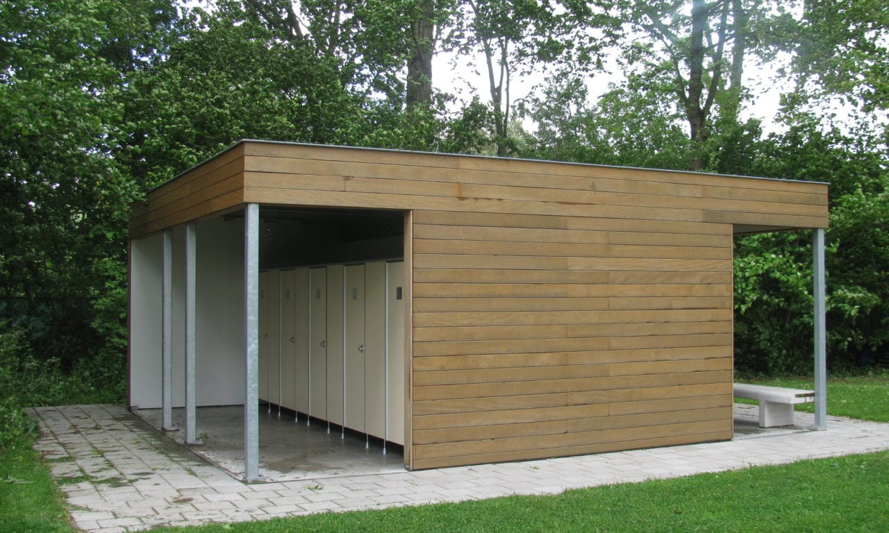 Kleed- en toiletruimten bij recreatie-plassen
