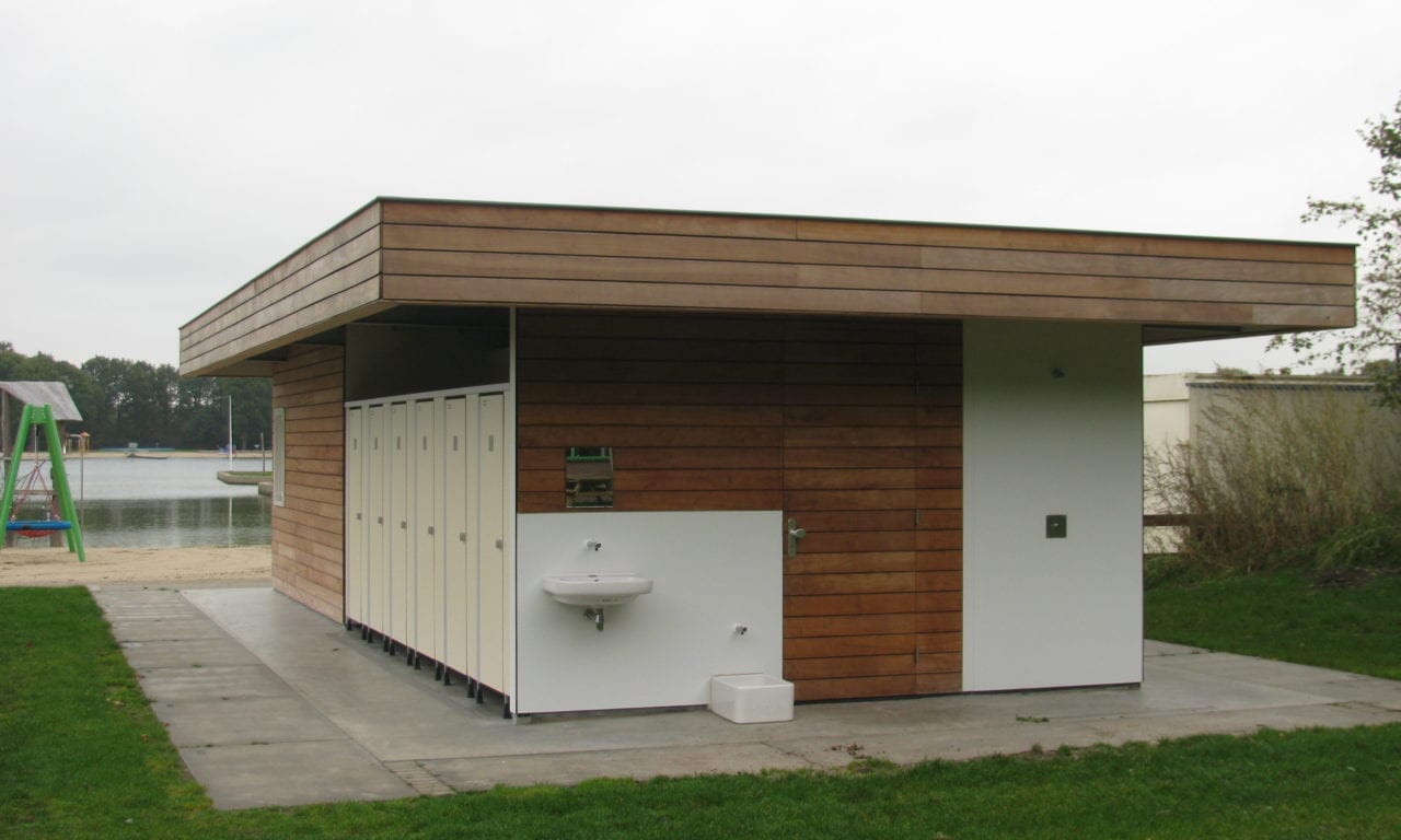 Kleed- en toiletruimten bij recreatie-plassen