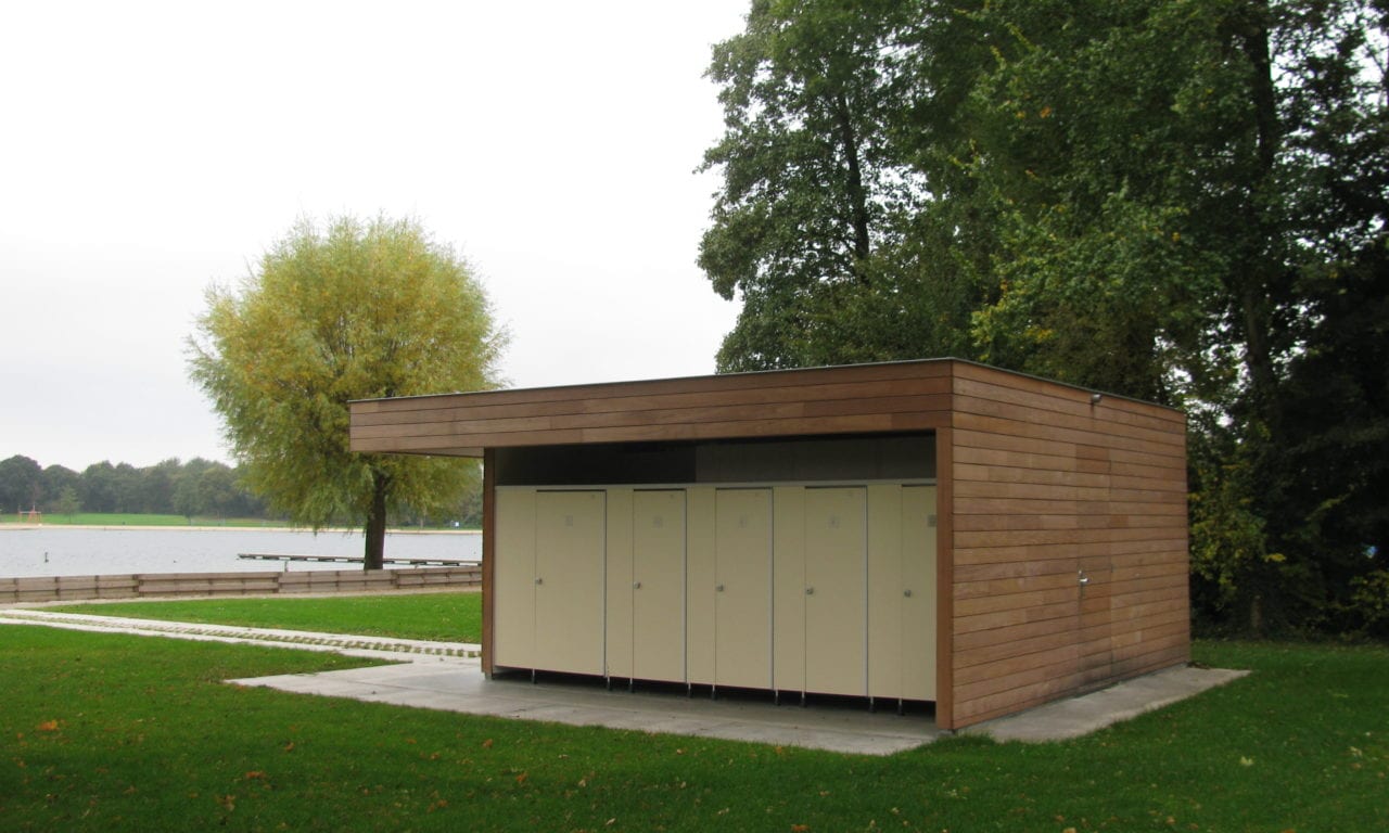 Kleed- en toiletruimten bij recreatie-plassen